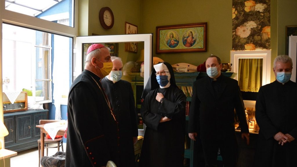 Bp Jan Piotrowski w Niedzielę Miłosierdzia odwiedził placówki Caritas w Miechowie