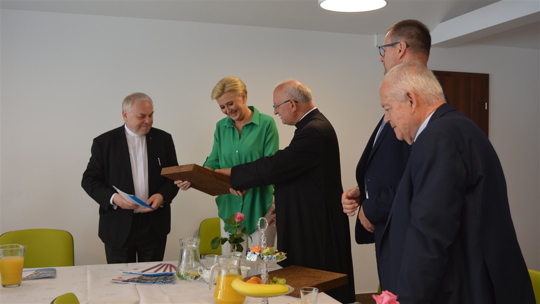 Read more about the article Pierwsza Dama RP odwiedza Hospicjum i DPS Caritas w Miechowie