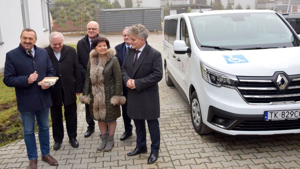Nowy samochód do przewozu osób niepełnosprawnych dla placówki w Wiśniówce