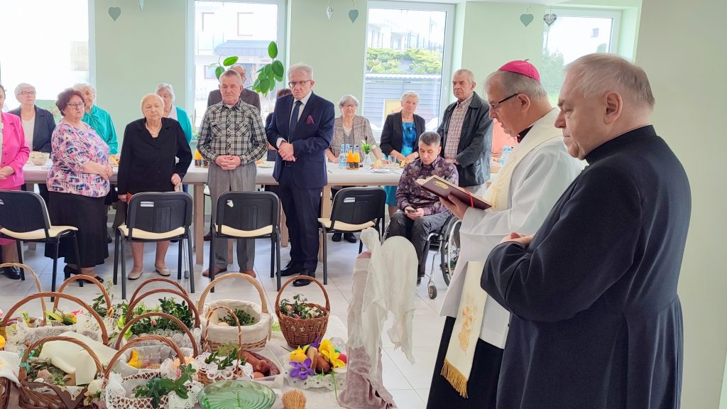 Bp Jan Piotrowski poświęcił pokarmy i spotkał się z seniorami w Wiśniówce