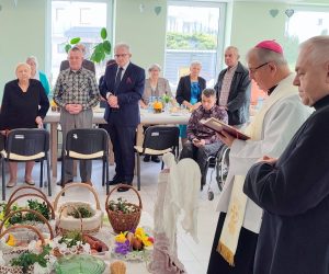Bp Jan Piotrowski poświęcił pokarmy i spotkał się z seniorami w Wiśniówce