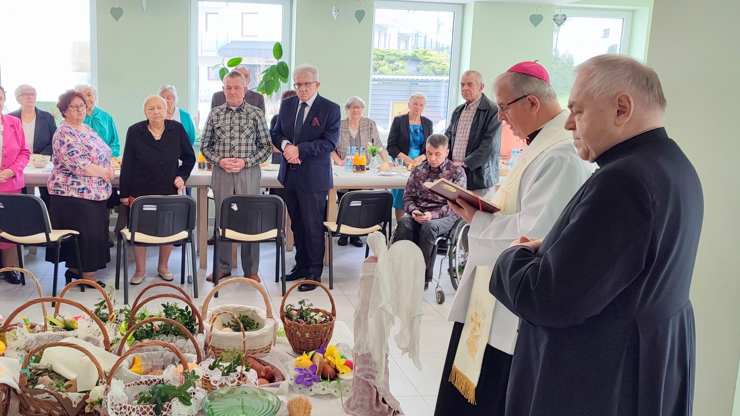 Read more about the article Bp Jan Piotrowski poświęcił pokarmy i spotkał się z seniorami w Wiśniówce