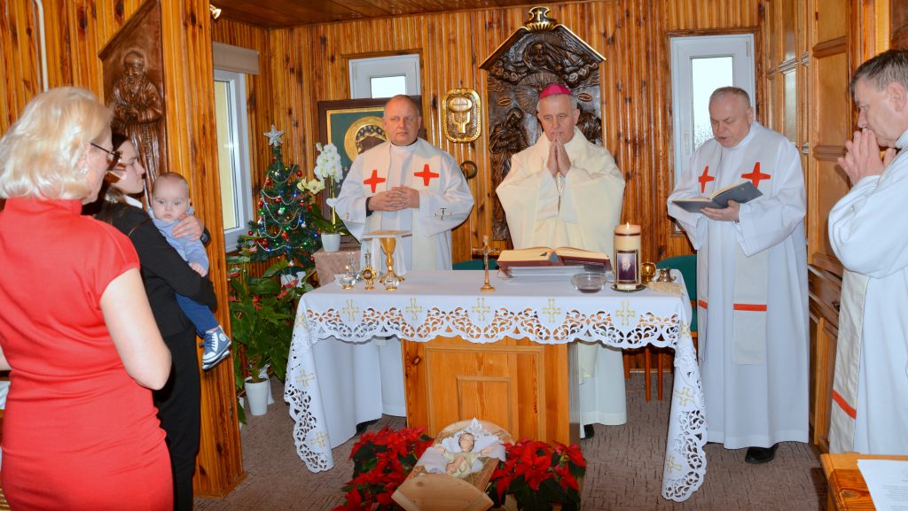 Biskup Jan Piotrowski modlił się w Domu Samotnej Matki w Wiernej