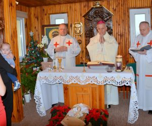 Biskup Jan Piotrowski modlił się w Domu Samotnej Matki w Wiernej