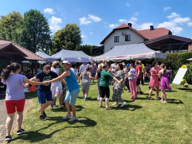 „Otuleni kwiatami”. Piknik integracyjny w&nbsp;Proszowicach