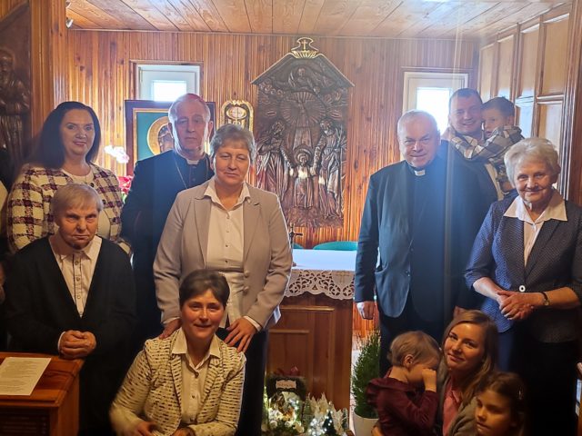 Bp&nbsp;Jan Piotrowski modlił się w&nbsp;Domu Samotnej Matki w&nbsp;Wiernej