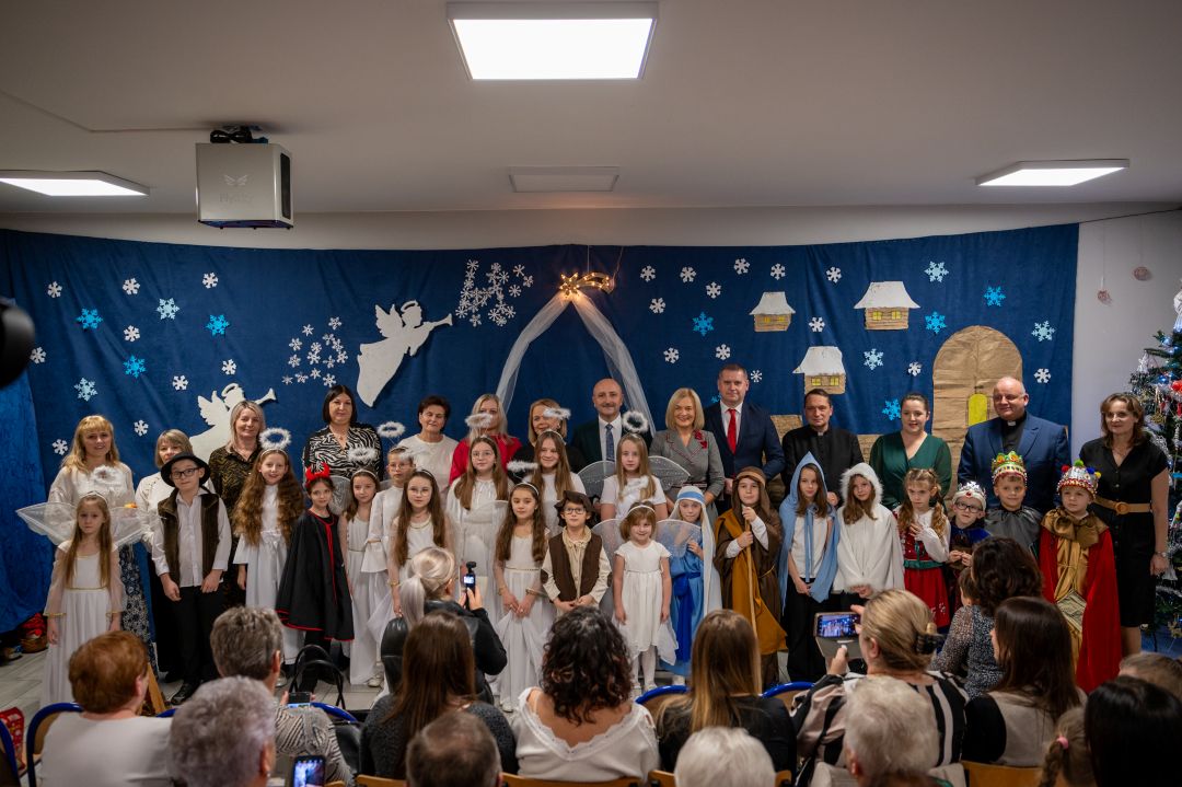 Read more about the article Piękne Jasełka w&nbsp;Świetlicy Caritas w&nbsp;Śladkowie Dużym