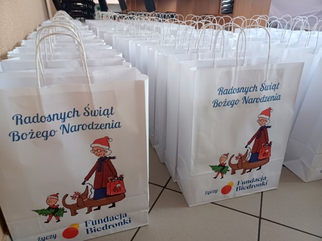 Seniorzy z&nbsp;programu Poczta Obiadowa otrzymali paczki od&nbsp;Fundacji Biedronki