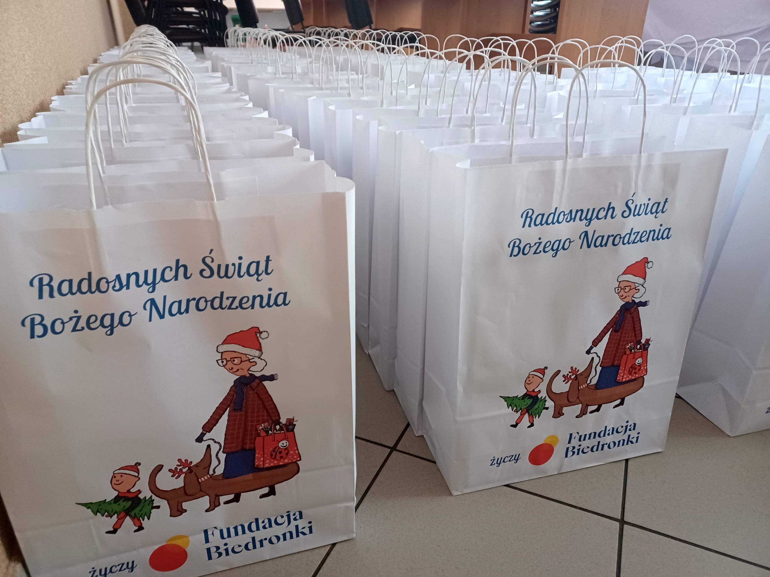 Read more about the article Seniorzy z&nbsp;programu Poczta Obiadowa otrzymali paczki od&nbsp;Fundacji Biedronki