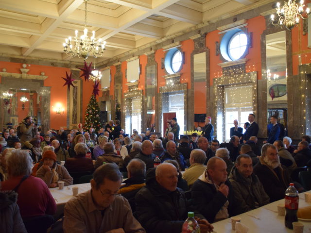 Prawie 400 osób potrzebujących spotkało się na&nbsp;Wigilii w&nbsp;Kielcach