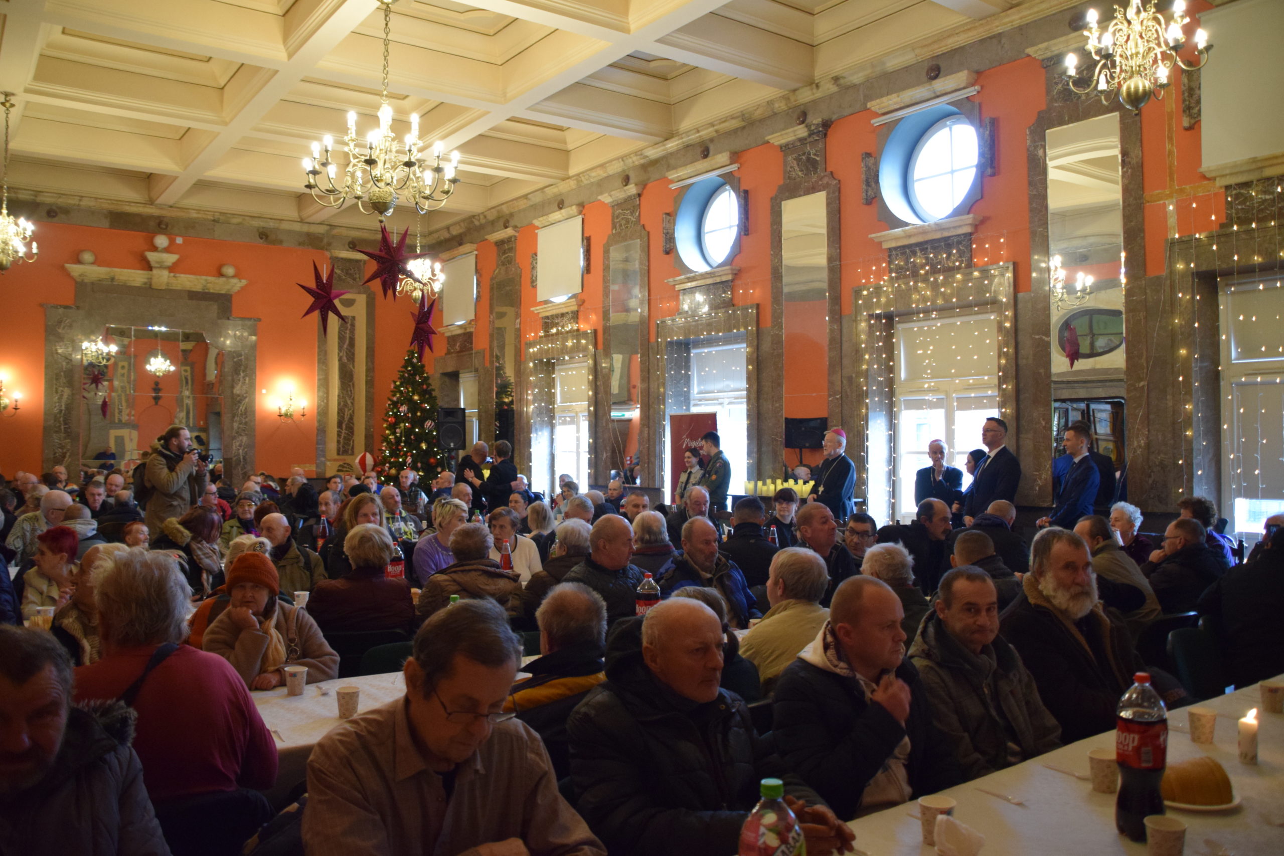 Read more about the article Prawie 400 osób potrzebujących spotkało się na&nbsp;Wigilii w&nbsp;Kielcach