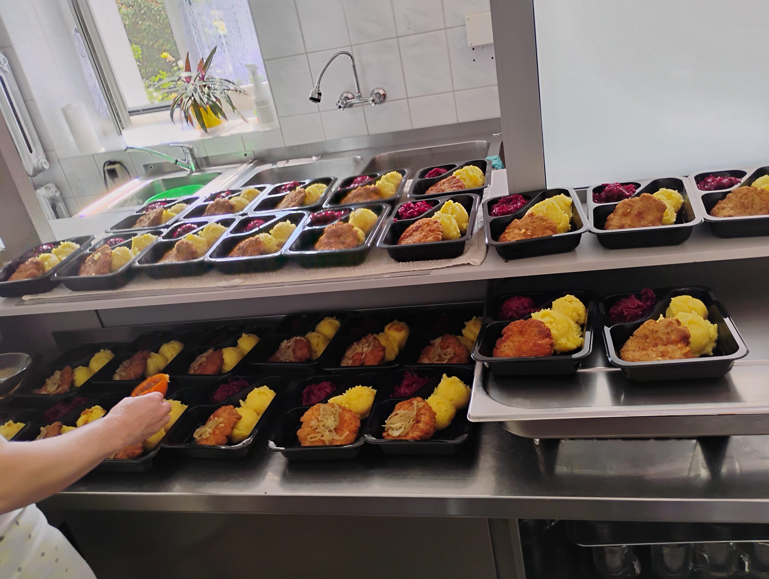 You are currently viewing Ciepły obiad dla seniorów w&nbsp;ramach programu „Poczta Obiadowa”