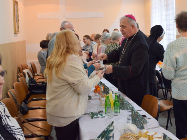 Wolontariusze PZC na&nbsp;spotkaniu świątecznym z&nbsp;biskupem Janem Piotrowskim
