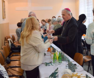 Wolontariusze PZC na&nbsp;spotkaniu świątecznym z&nbsp;biskupem Janem Piotrowskim