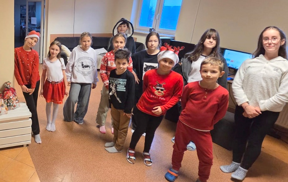 Read more about the article Mikołajki pełne uśmiechu w&nbsp;świetlicy Caritas: Dzieci otrzymały wymarzone paczki