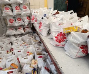 Przedświąteczna pomoc Caritas. Paczki trafiły do&nbsp;potrzebujących