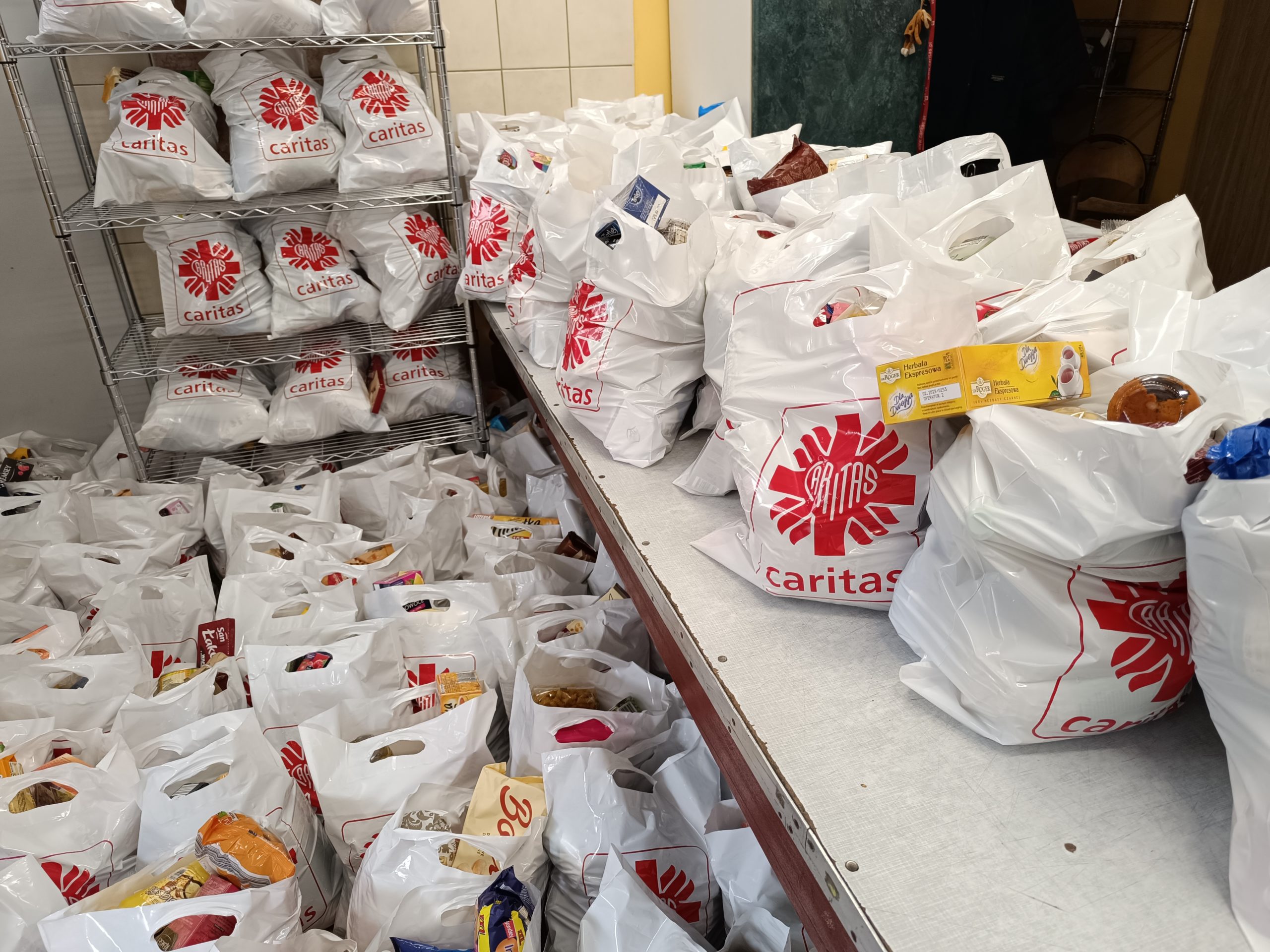 You are currently viewing Przedświąteczna pomoc Caritas. Paczki trafiły do&nbsp;potrzebujących