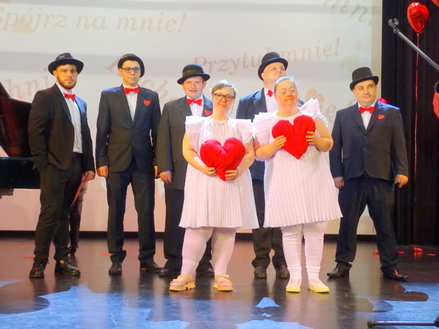 Wiele pięknych występów na&nbsp;Małopolskim Festiwalu Piosenki Osób Niepełnosprawnych w&nbsp;Proszowicach