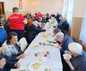 Osoby w&nbsp;kryzysie bezdomności na&nbsp;Śniadaniu Wielkanocnym