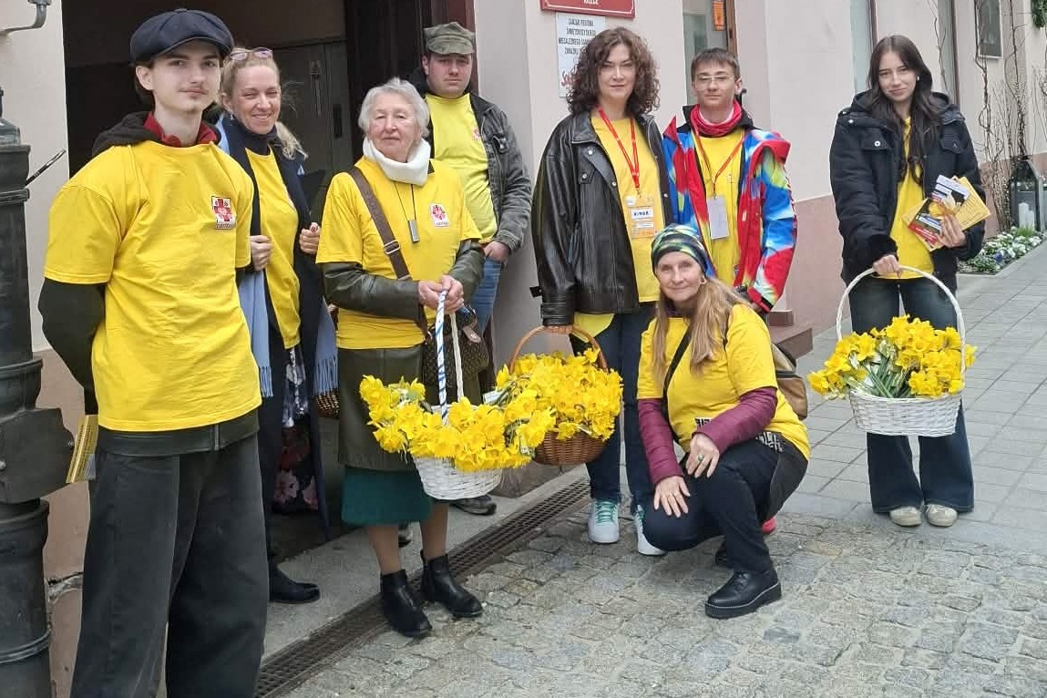 You are currently viewing Pola Nadziei, żonkile i&nbsp;świąteczne życzenia na&nbsp;kieleckich ulicach